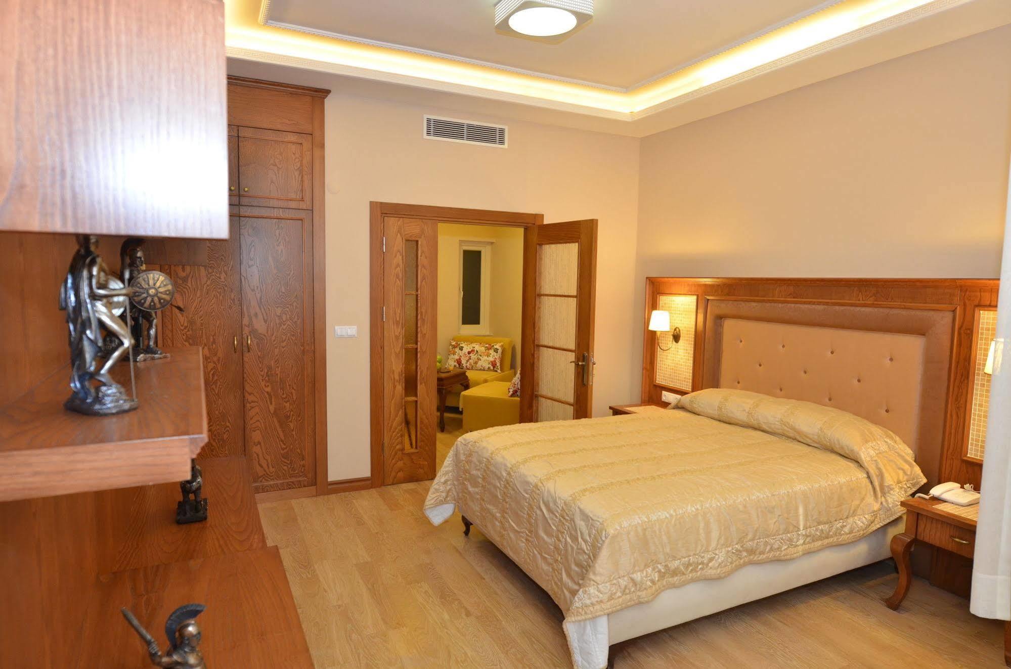 Ataker Hotel *